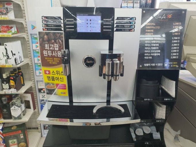 Кофе-машина в маленьком магазине на каждом углу в Сеуле